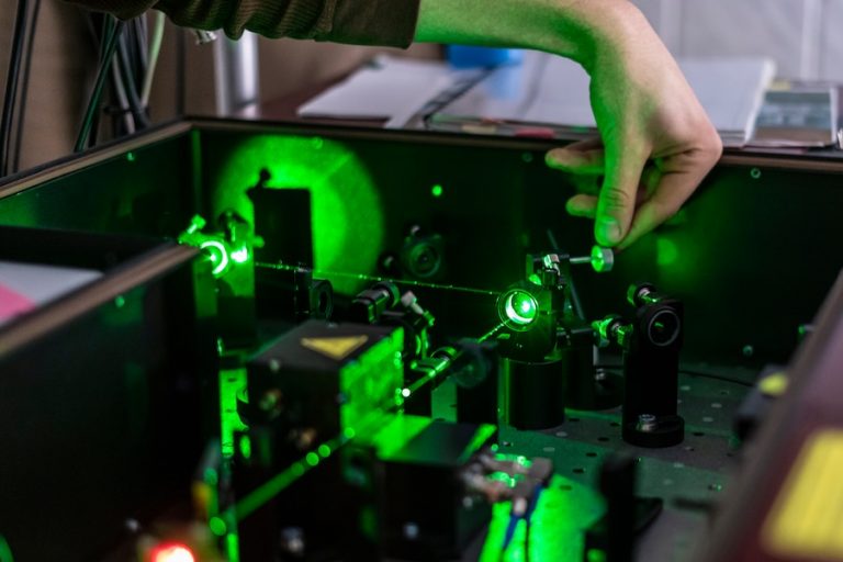 Système photonique sur mesure avec banc optique et faisceau laser utilisé en environnement de laboratoire industriel