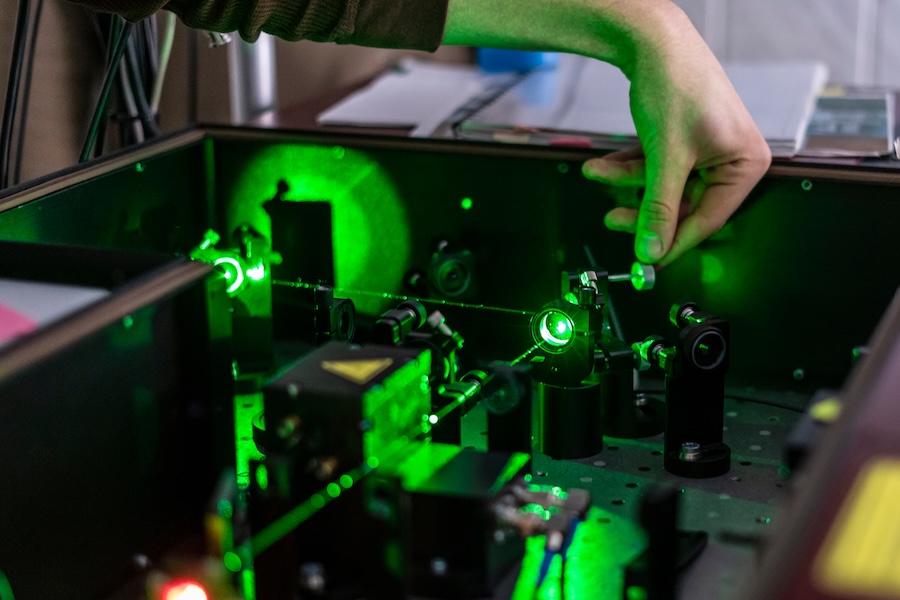 Système photonique sur mesure avec banc optique et faisceau laser utilisé en environnement de laboratoire industriel