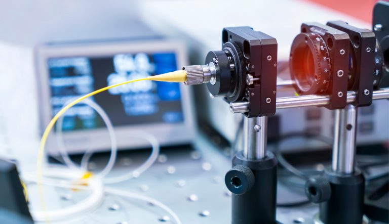Système de vision industrielle réalisant un contrôle dimensionnel optique sans contact sur une pièce métallique