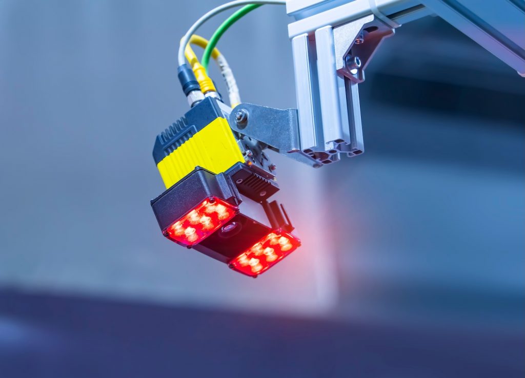 Équipement photonique industriel inspectant une pièce avec une technologie de vision optique de haute précision.